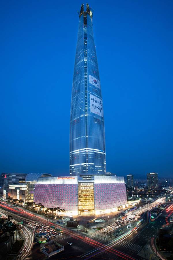 The spectacular Lotte World Tower