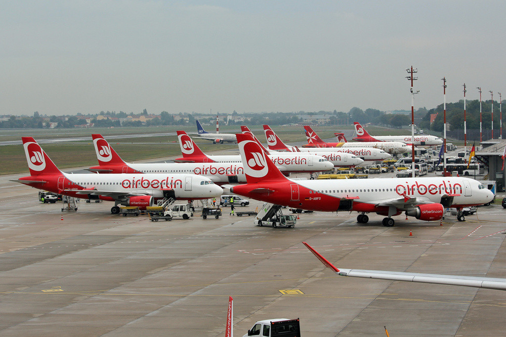 Airberlin_aircraft_at_Berlin_Tegel_Airport