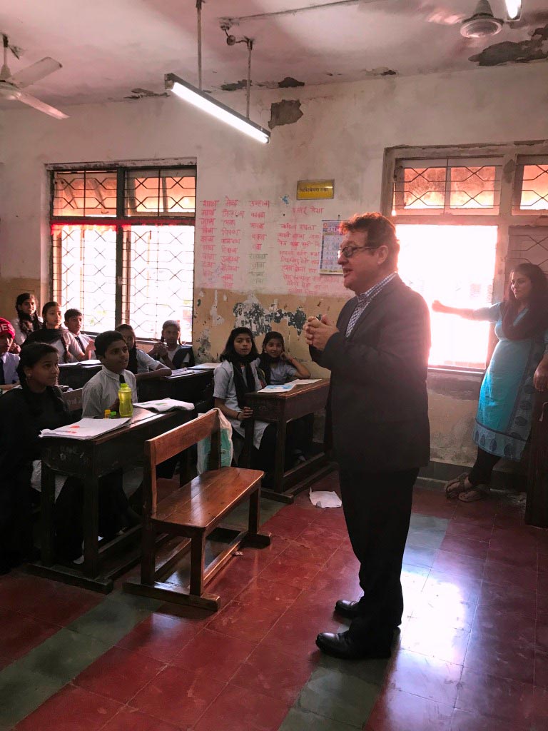 Flemingo's-Paul-Topping-at-the-school-run-by-the-Akanksha-Foundation-(1)