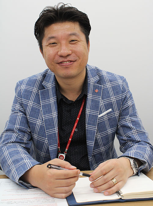 Lee-Sung-Chul,-Sales-Department-Director-in-Lotte-Duty-Free-Japan’s-Sales-and-Marketing-Division.