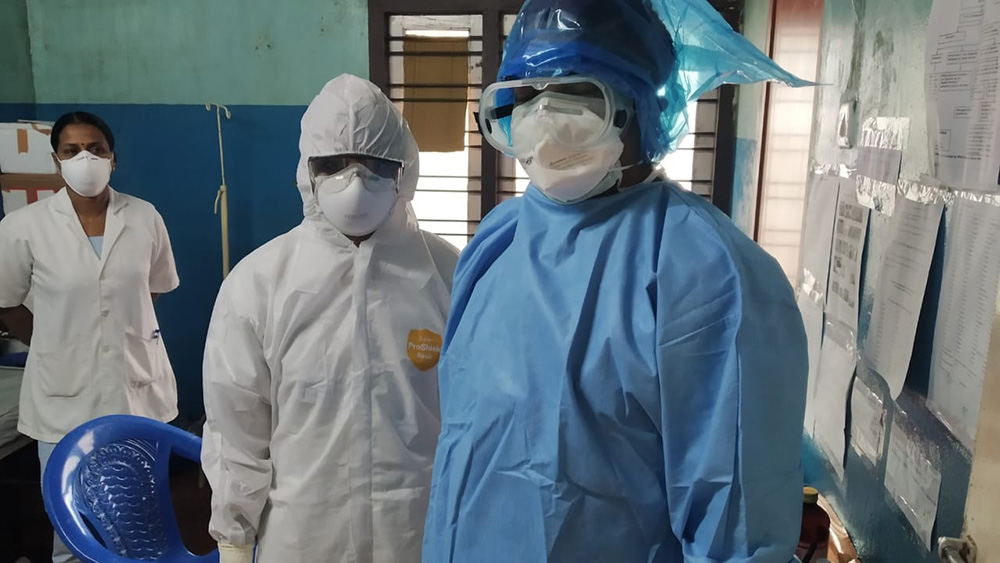 Healthcare_workers_wearing_PPE_while caring for patients with coronavirus infection in the Indian state of Kerala