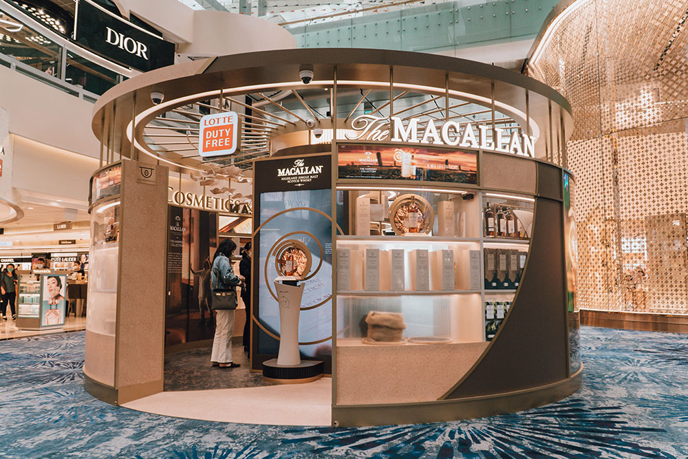 Changi-Airport-T3---The-Macallan-pop-up – TRBusiness Changi Airport partnered Lotte Duty Free and The Macallan to be the first to launch The Macallan Harmony Collection Fine Cacao at the travel retail pop-up at T3. – TRBusiness