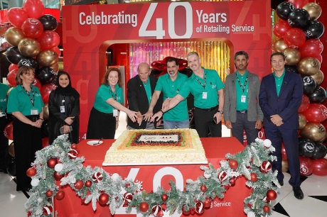 Dubai Duty Free marks 40 years with cake cutting – TRBusiness Dubai Duty Free marked its 40th anniversary with myriad celebrations, including a cake cutting. – TRBusiness
