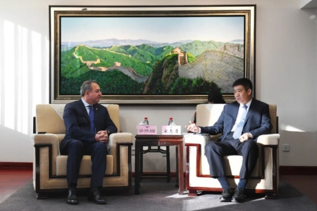 ACI World's Luis Felipe de Oliveira and China Civil Airports Association Administrator Song Zhiyong discuss the strengthened relationship