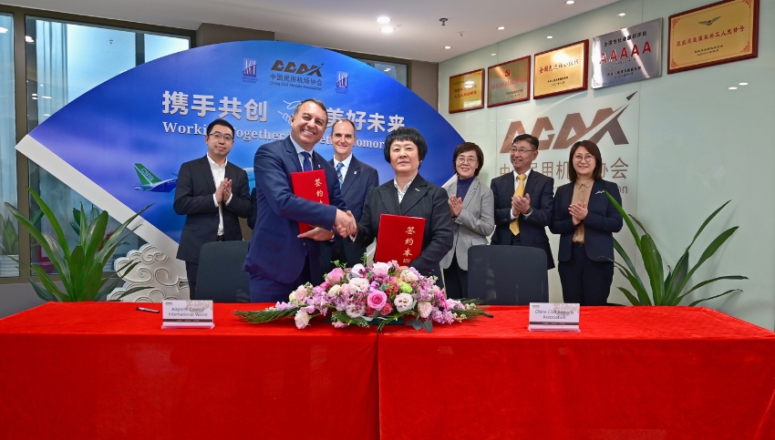 ACI World Director General Luis Felipe de Oliveira and CCAA Chairman Mam Wang Ruiping sign MoU on strengthened collaboration