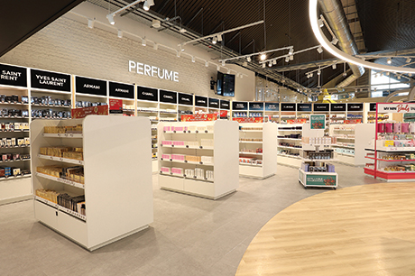 Belfast-Airport-perfume-aisles – TRBusiness – TRBusiness