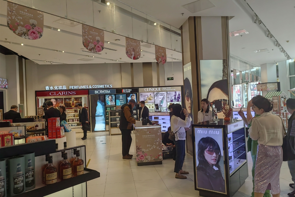 People shopping in the Chinese city of Dalian