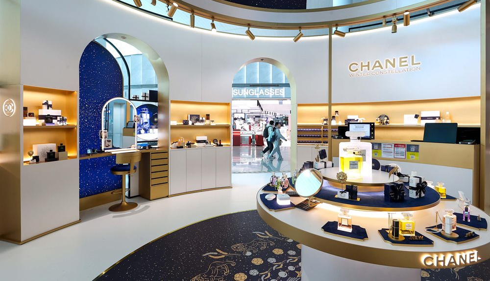 Chanel 1000 – TRBusiness Chanel “Winter Constellation” 2025 holiday mega podium at Incheon International Airport