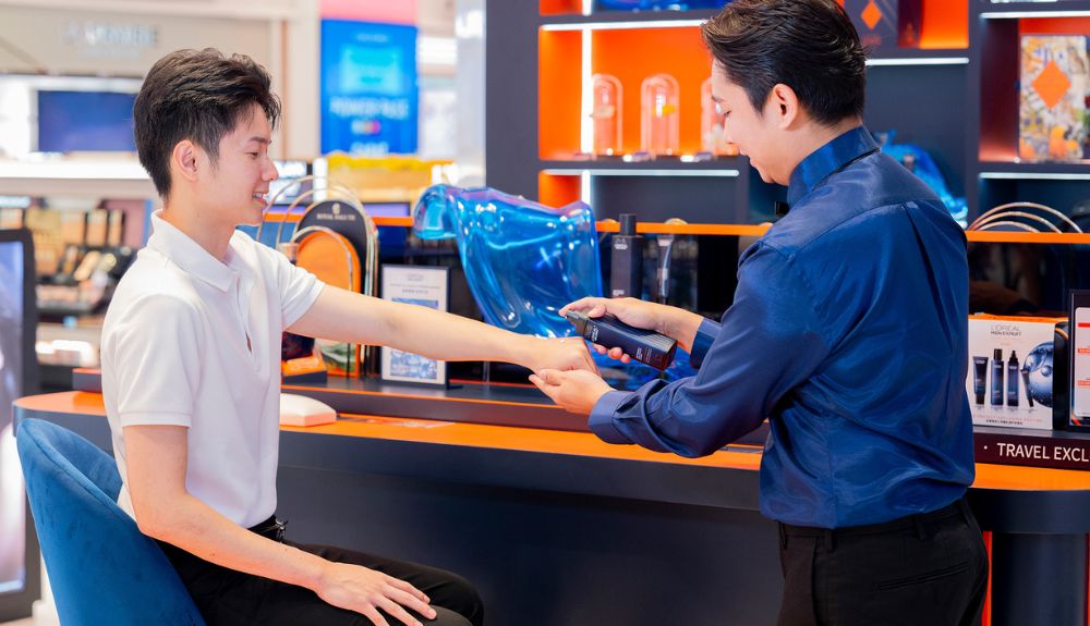 L'Oréal x Royal Salute hand massage – TRBusiness L'Oréal x Royal Salute Bangkok hand massage