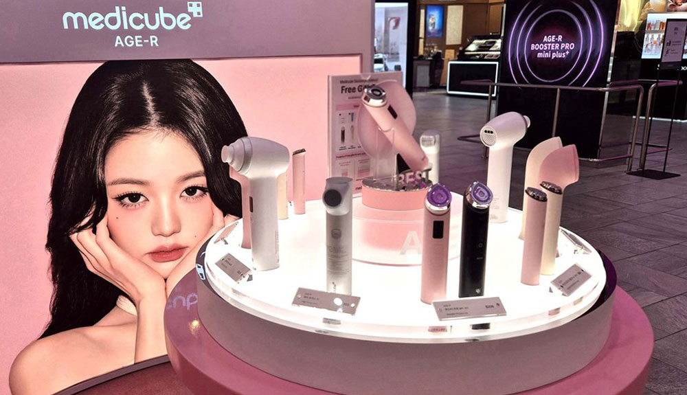 Shinsegae-Duty-Free--MEDICUBE-Pop-Up-at-Myeongdong-Store1 – TRBusiness Shinsegae Duty Free Launches Exclusive MEDICUBE Pop-Up at Myeongdong Store – TRBusiness