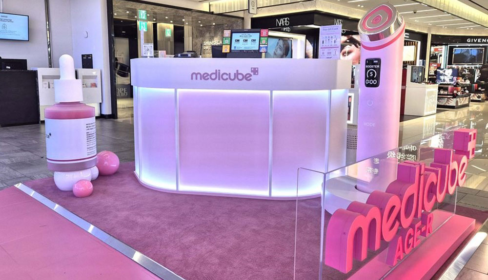 Shinsegae-Duty-Free--MEDICUBE-Pop-Up-at-Myeongdong-Store2 – TRBusiness Shinsegae Duty Free Launches Exclusive MEDICUBE Pop-Up at Myeongdong Store – TRBusiness