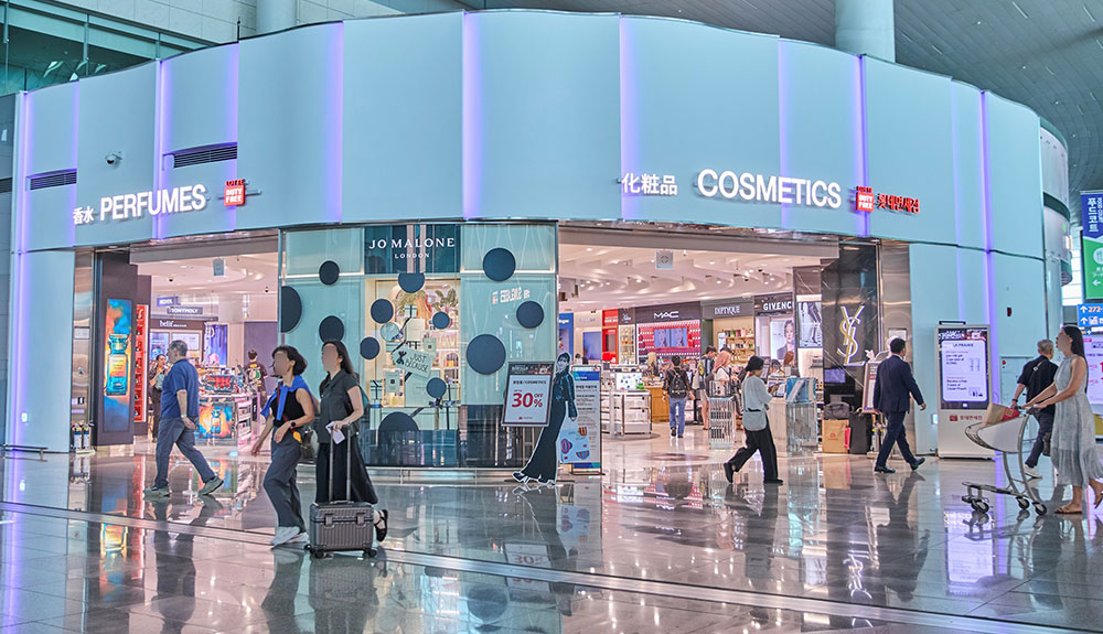 Lotte Duty Free operates 15 stores covering a total area of 4,094 sqm at Incheon Airport.
