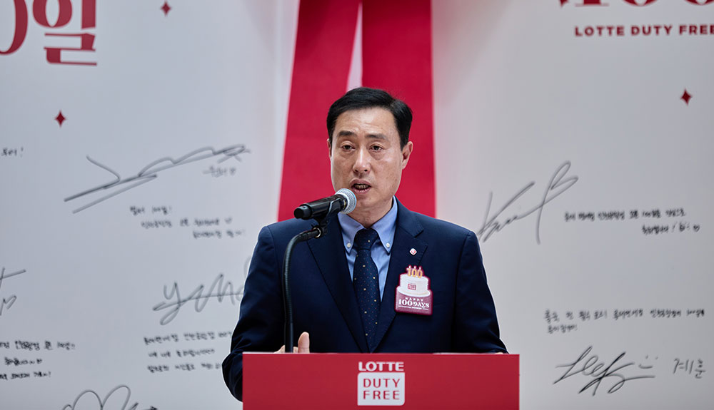 Kim Dong-ha, CEO of Lotte Duty Free, delivers a congratulatory speech at the ceremony marking the 100th day since the opening of the travel retailer's Incheon Airport operations.