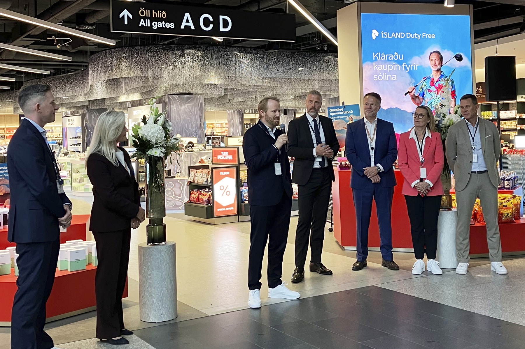 Heinemann Iceland Max Heinemann addresses journalists at the departure store – TRBusiness Ísland Heinemann Iceland local