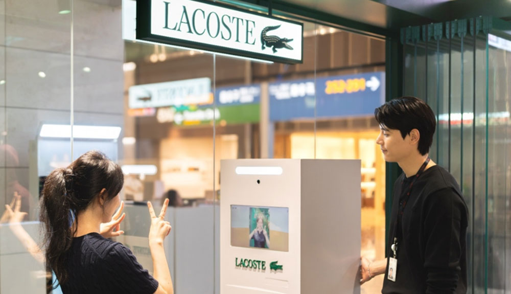 Lacoste-at-ICN – TRBusiness The 'Lacoste × Incheon Airport' photo booth.